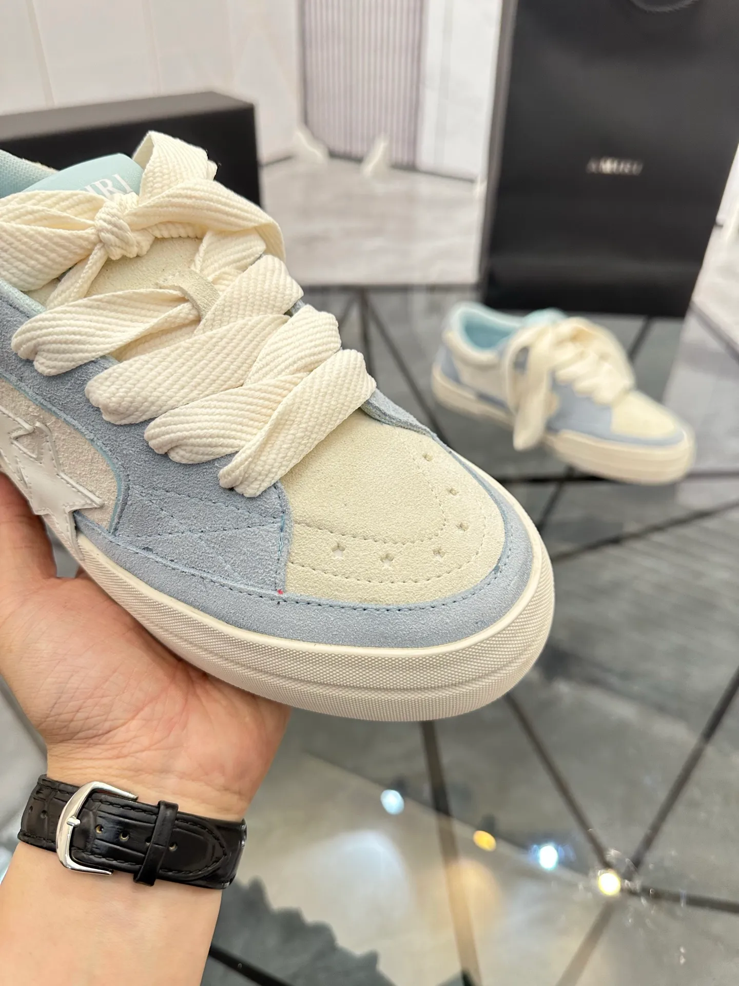Men's shoes: 💰P600¥ Top quality in Guangzhou Product trademark: AMIRI* "Amir*" low-top casual shoes Regular size: 39-44 (can be customized to 45) Product material: Upper imported first-layer cowhide spliced ​​nubuck leather, breathable lining, original outsole. Number: 525